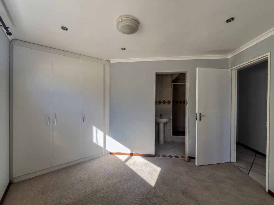 To Let 5 Bedroom Property for Rent in Paradise Beach Western Cape